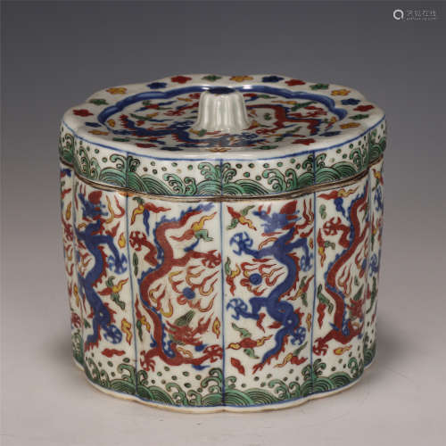 A CHINESE BLUE AND WHITE WUCAI PORCELAIN LIDDED JAR