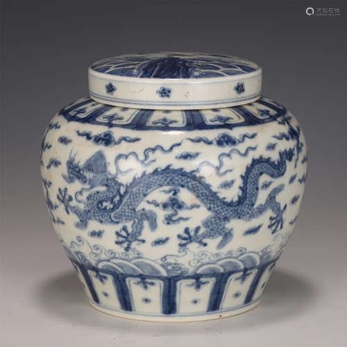 A CHINESE BLUE AND WHITE PORCELAIN LIDDED JAR