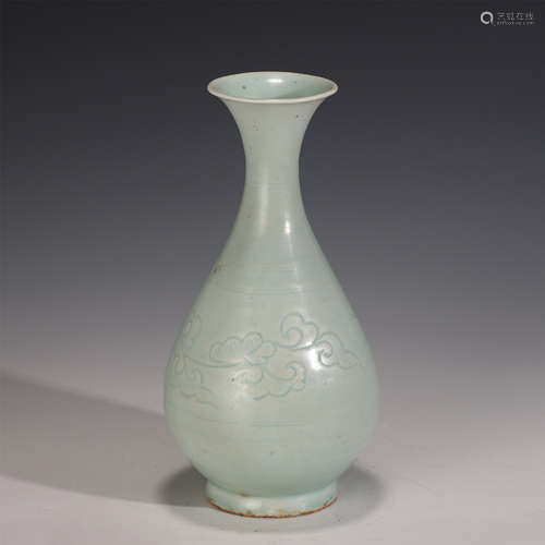 A CHINESE SINGLE COLOUR GLAZE PORCELAIN VASE