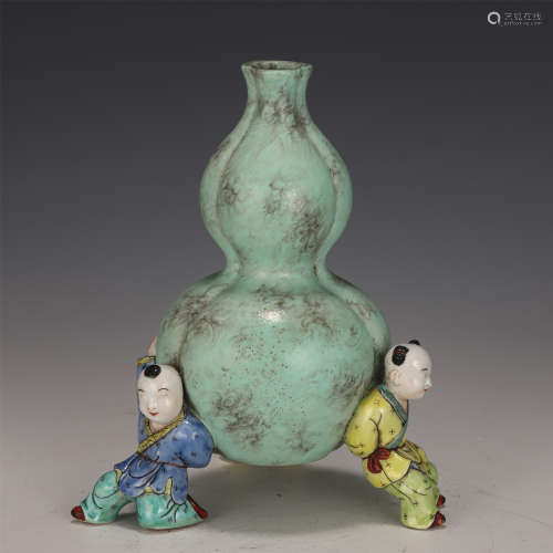A CHINESE FAMILLE ROSE PORCELAIN DOUBLE GOURD VASE