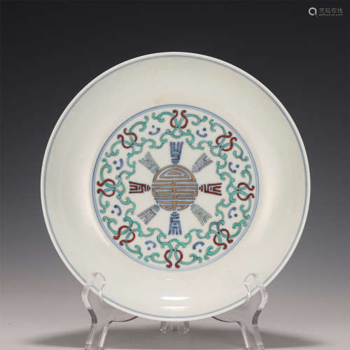 A CHINESE DOUCAI PORCELAIN PLATE