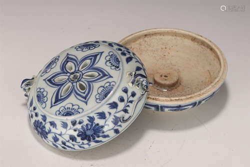 A CHINESE BLUE AND WHITE PORCELAIN INCENSE CAGE