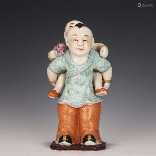 A CHINESE FAMILLE ROSE PORCELAIN FIGURE STATUE