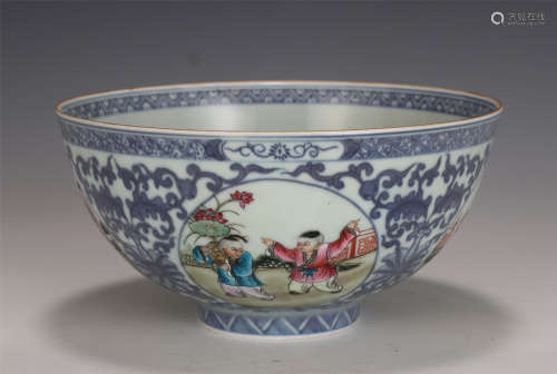 A CHINESE BLUE AND WHITE FAMILLE ROSE PORCELAIN BOWL