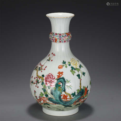 A CHINESE FAMILLE ROSE PORCELAIN VASE