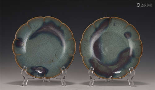 A PAIR OF CHINESE JUN TYPE GLAZED PORCELAIN PLATE