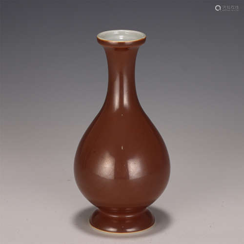 A CHINESE SINGLE COLOUR GLAZE PORCELAIN VASE