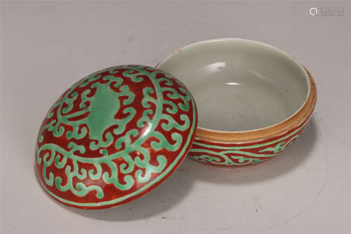 A CHINESE RED GREEN GLAZED PORCELAIN ROUGE CASE