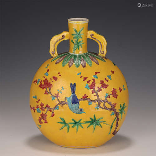 A CHINESE YELLOW GLAZED WUCAI PORCELAIN FLASK MOON VASE