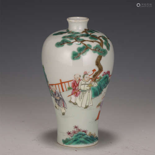 A CHINESE FAMILLE ROSE PORCELAIN VASE