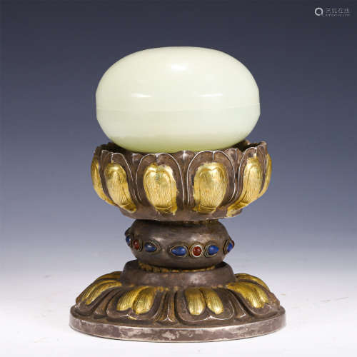 A CHINESE JADE BOX