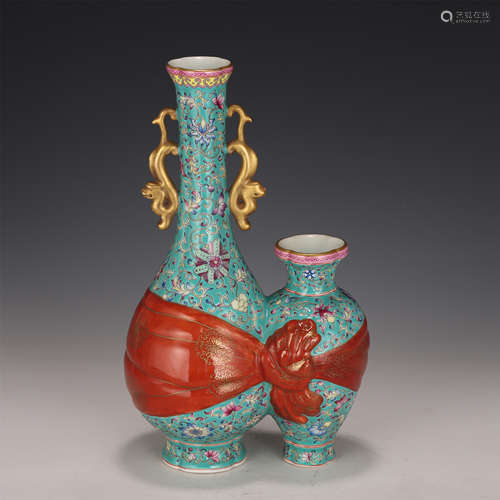 A CHINESE FAMILLE ROSE PORCELAIN VASE