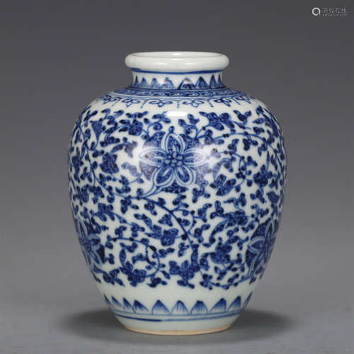 A CHINESE BLUE AND WHITE PORCELAIN JAR