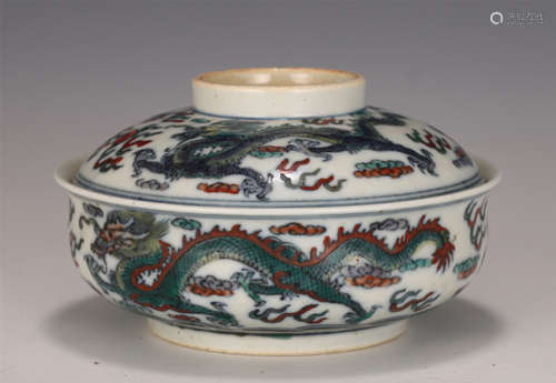 A CHINESE BLUE AND WHITE WUCAI PORCELAIN LIDDED BOWL