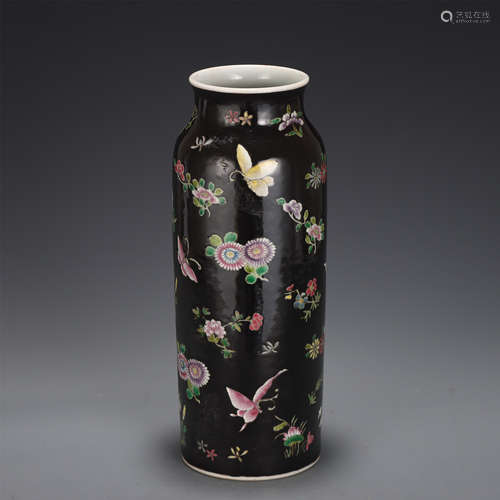 A CHINESE BLACK GLAZED FAMILLE ROSE PORCELAIN VASE