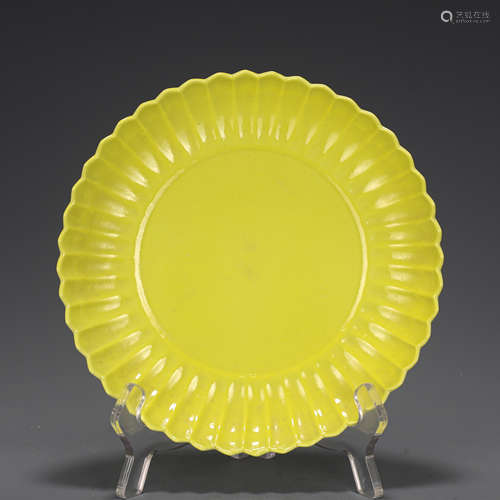 A CHINESE YELLOW GLAZED PORCELAIN PLATE