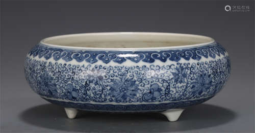 A CHINESE BLUE AND WHITE PORCELAIN BRUSH WASHER