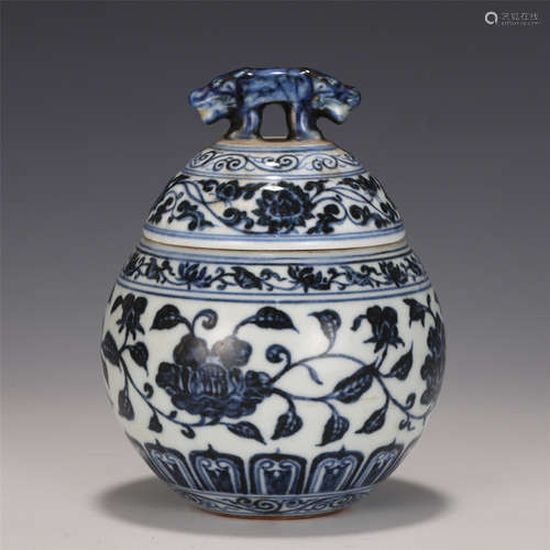 A CHINESE BLUE AND WHITE PORCELAIN LIDDED JAR