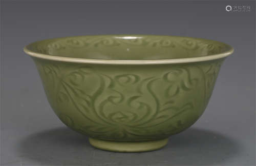 A CHINESE LONGQUAN TYPE GLAZED PORCELAIN BOWL