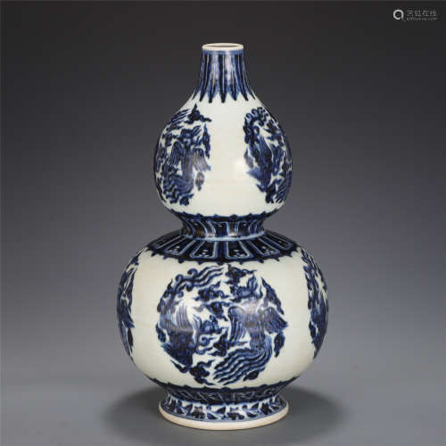 A CHINESE BLUE AND WHITE PORCELAIN DOUBLE GOURD VASE