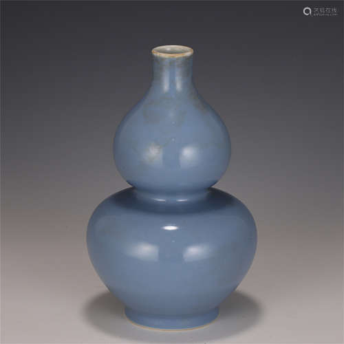 A CHINESE SINGLE COLOUR GLAZE PORCELAIN DOUBLE GOURD VASE