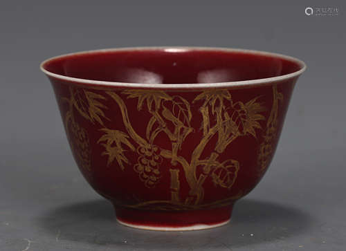 A CHINESE RED GLAZED GOLD PAINTED PORCWLAIN CUP