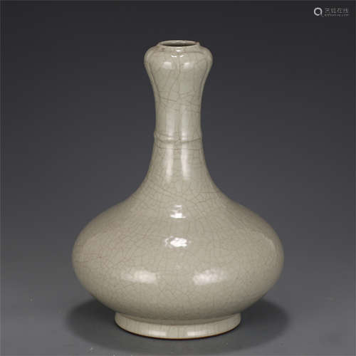 A CHINESE GE TYPE GLAZED PORCELAIN VASE