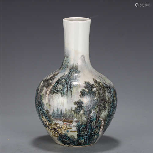 A CHINESE FAMILLE ROSE PORCELAIN VASE