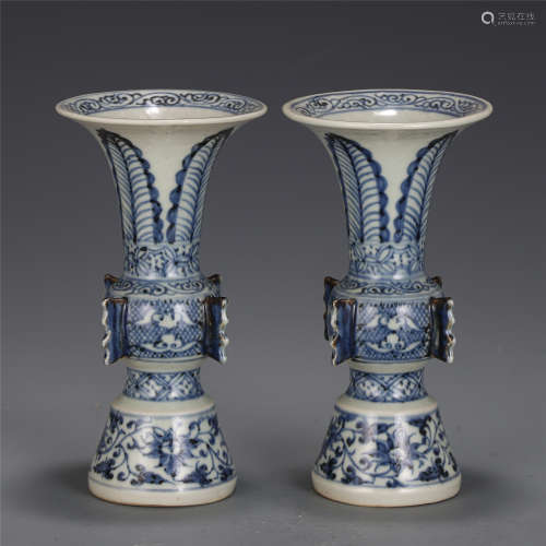 A PAIR OF CHINESE BLUE AND WHITE PORCELAIN VASE