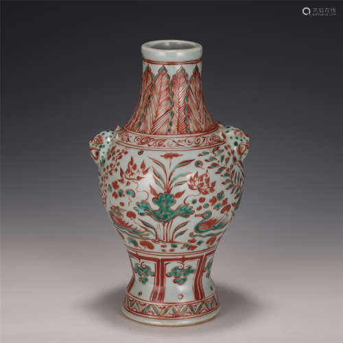A CHINESE RED GREEN COLOR PORCELAIN VASE
