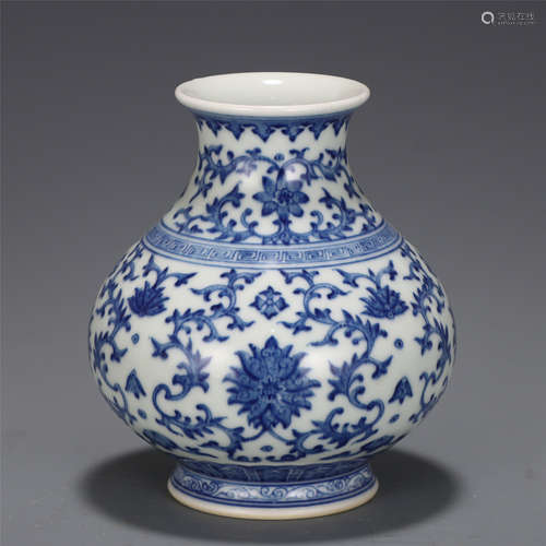 A CHINESE BLUE AND WHITE PORCELAIN VASE