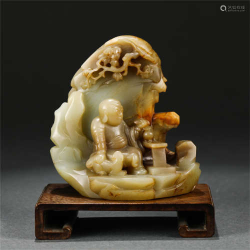 A CHINESE CARVED FIGURE JADE DECORATION