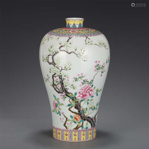 A CHINESE FAMILLE ROSE PORCELAIN VASE