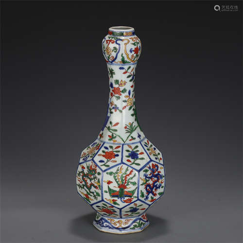 A CHINESE WUCAI PORCELAIN VASE