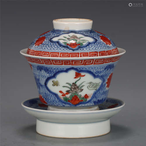 A CHINESE BLUE AND WHITE FAMILLE ROSE PORCELAIN LIDDED TEACU...