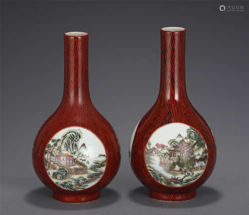 A PAIR OF CHINESE WOOD PATTERN GLAZED FAMILLE ROSE PORCELAIN...