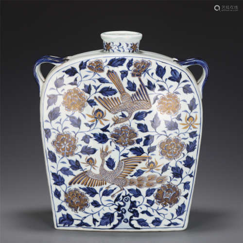 A CHINESE BLUE AND WHITE PORCELAIN FLASK VASE