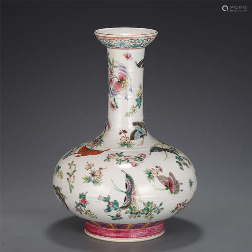 A CHINESE FAMILLE ROSE PORCELAIN VASE