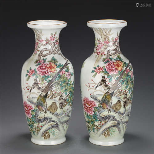 A PAIR OF CHINESE FAMILLE ROSE PORCELAIN VASES