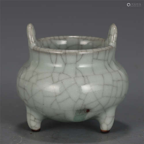 A CHINESE GUAN TYPE GLAZED PORCELAIN TRIPOD CENSER