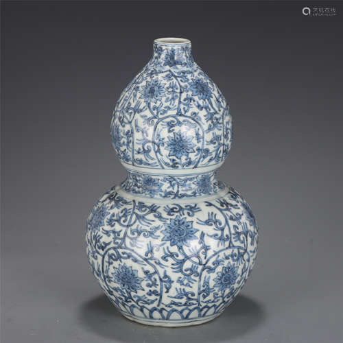 A CHINESE BLUE AND WHITE PORCELAIN DOUBLE GOURD VASE