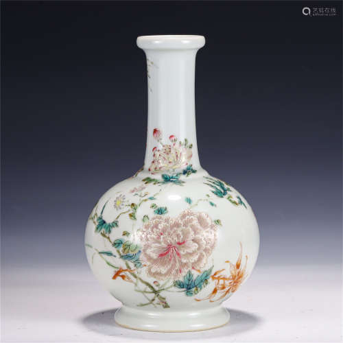 A CHINESE FAMILLE ROSE PORCELAIN VASE