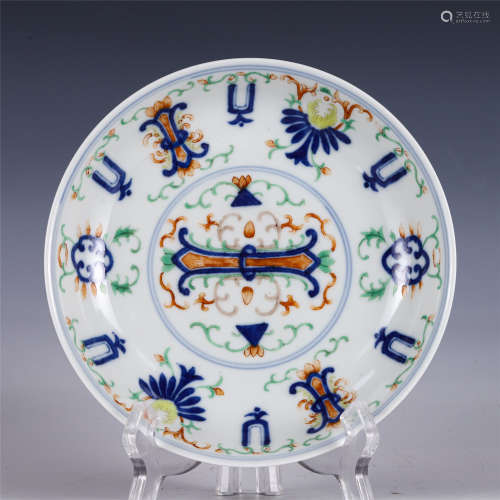A CHINESE WUCAI PORCELAIN PLATE