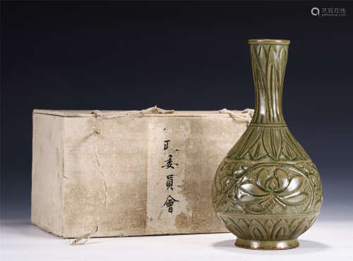 A CHINESE YUE TYPE GLAZED PORCELAIN VASE