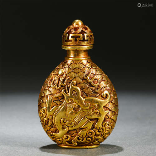 A CHINESE GILT BRONZE FOO-DOG PATTERN SNUFF BOTTLE