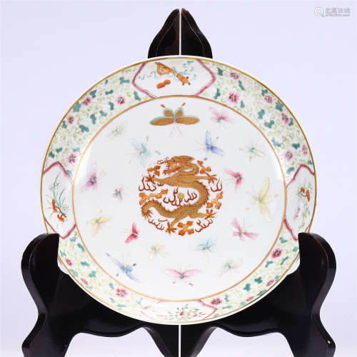 A CHINESE FAMILLE ROSE PORCELAIN PLATE