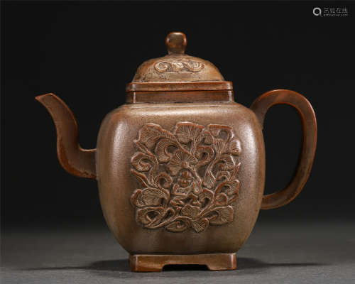 A CHINESE YIXING ZISHA CLAY TEA POT