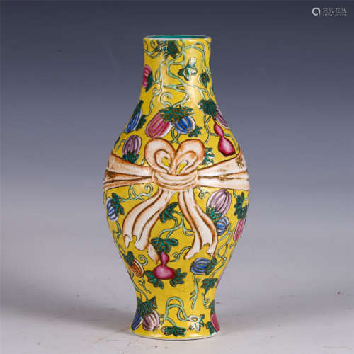 A CHINESE YELLOW GLAZED WUCAI PORCELAIN VASE