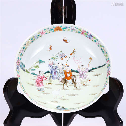 A CHINESE FAMILLE ROSE PORCELAIN PLATE