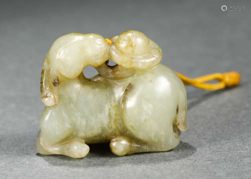 A CHINESE JADE FOO-DOG HANGED ITEM